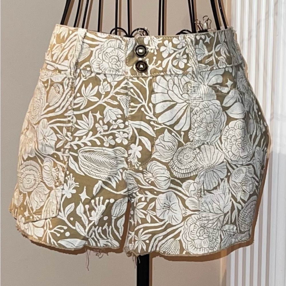 Floral Tan Women's Shorts